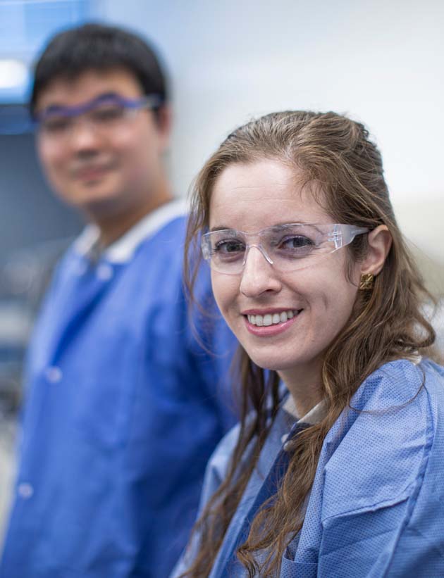 Deux collaborateurs de Biogen dans l’un de nos laboratoires.